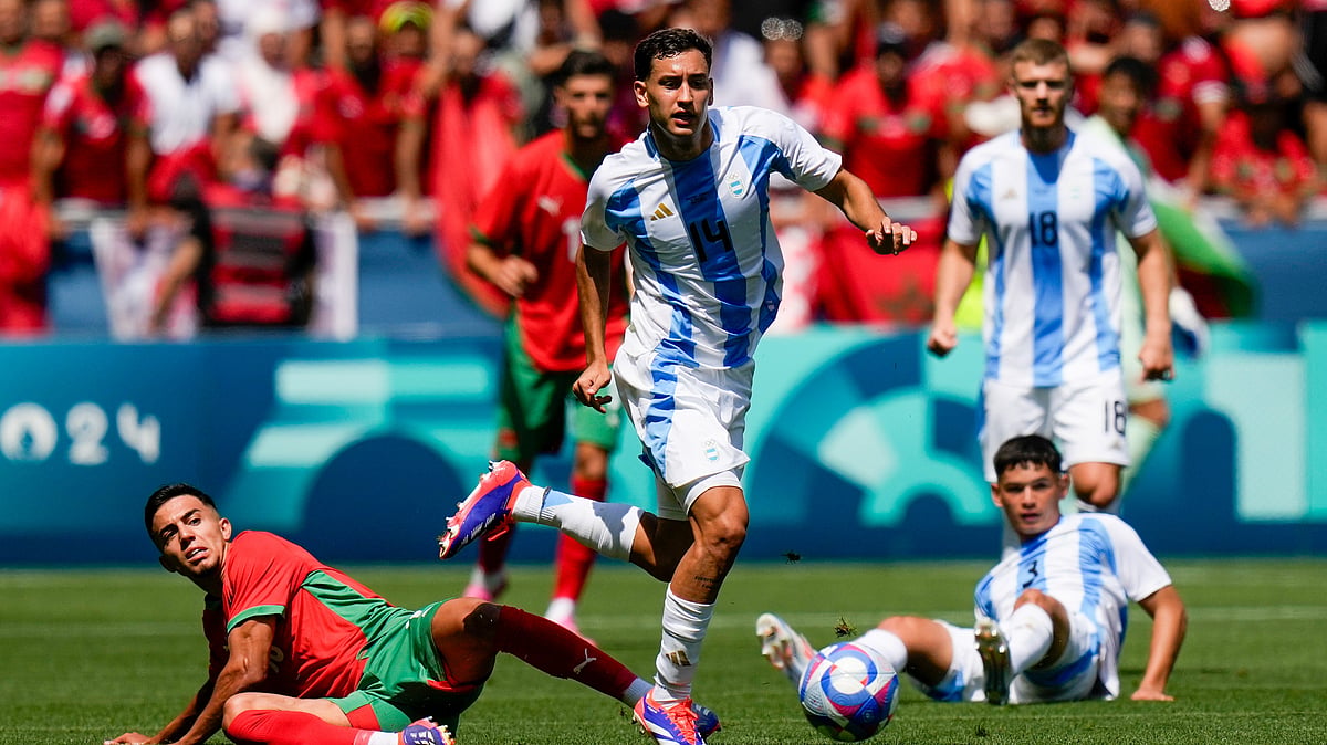(AP Photo/Silvia Izquierdo)
 : Argentina's Santiago Hezze, center, competes for the ball during the Men's Group B soccer match between Argentina and Morocco at Geoffroy-Guichard Stadium at the 2024 Summer Olympics, Wednesday, July 24, 2024, in Saint-Etienne, France. 